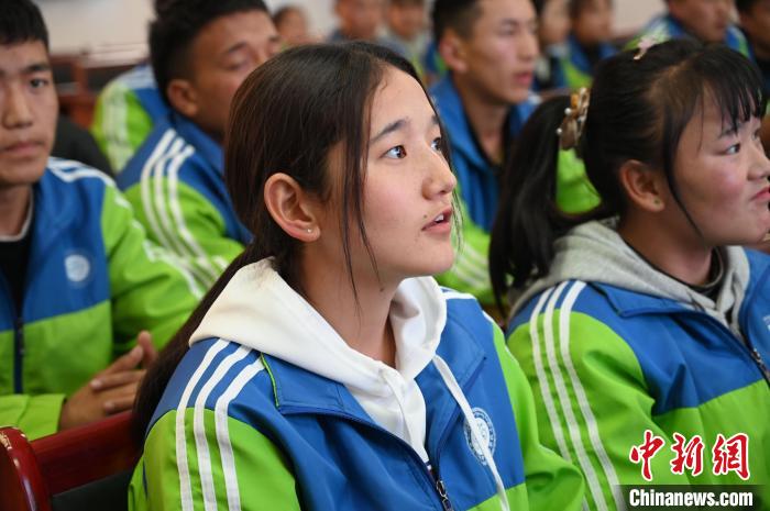 圖為學生在聆聽授課。