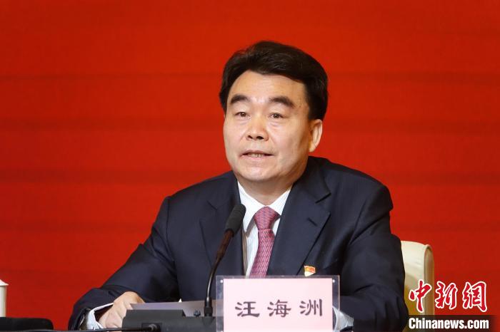 汪海洲在發(fā)布會(huì)上介紹西藏自治區(qū)黨史學(xué)習(xí)教育開(kāi)展情況。　冉文娟 攝