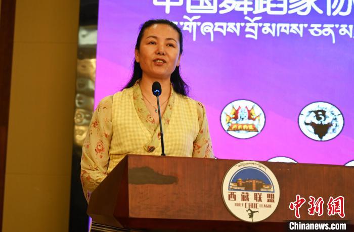圖為西藏自治區(qū)舞蹈家協(xié)會主席達(dá)娃拉姆致辭。　趙朗 攝
