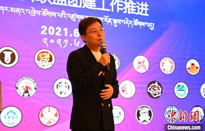 圖為中國舞蹈家協(xié)會街舞委員會常務(wù)副主任、秘書長夏銳致辭?！≮w朗 攝