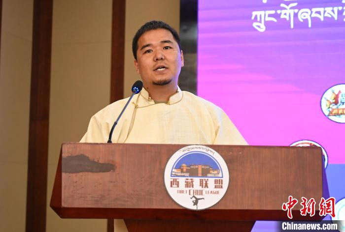 圖為西藏街舞聯(lián)盟常務(wù)副主任朗卡旺青致辭?！≮w朗 攝