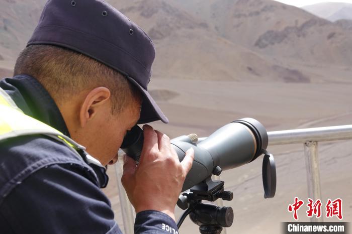 索朗曲扎用望遠(yuǎn)鏡查看邊境情況?！∪轿木?攝