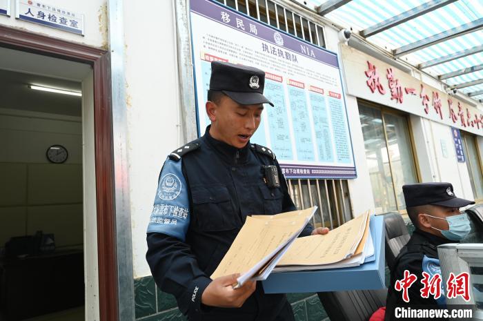 圖為洛桑朗嘎向記者展示卷宗?！≮w朗 攝