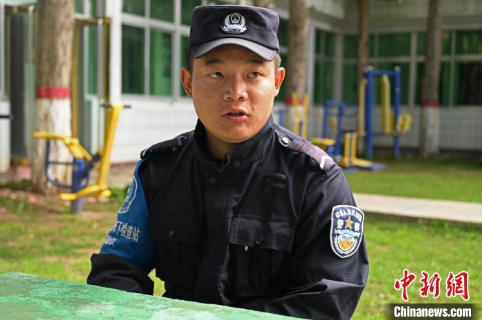 圖為邊煒接受記者采訪。　趙朗 攝