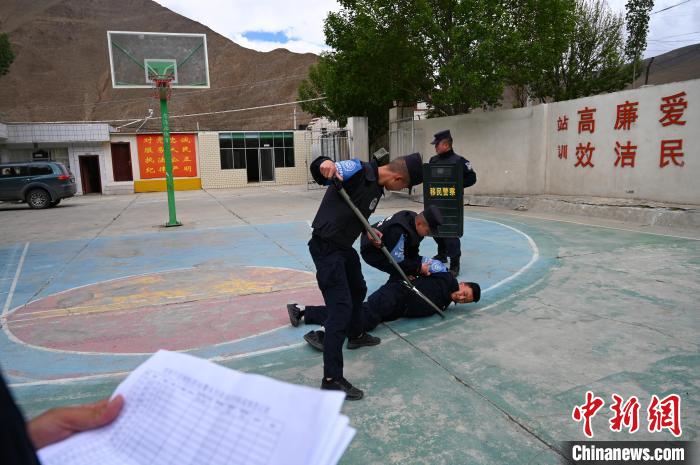 圖為移民管理警察進行警務(wù)技能考核?！≮w朗 攝