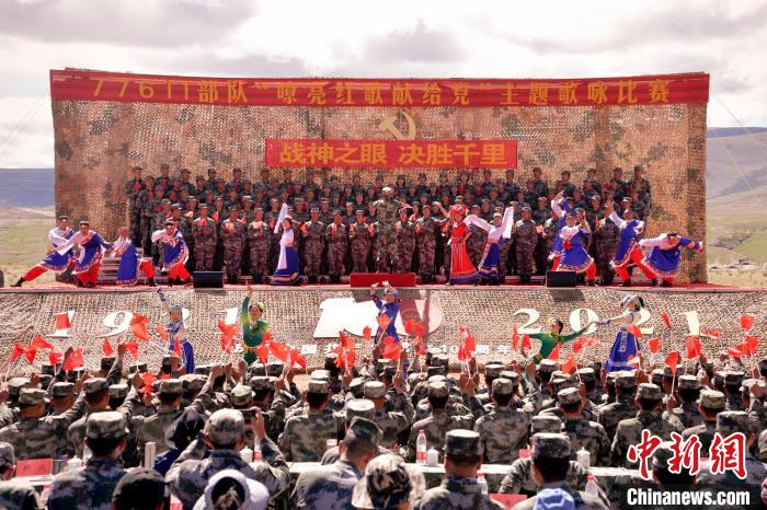 圖為主題歌詠比賽活動(dòng)現(xiàn)場(chǎng)?！●R成鎖 　攝