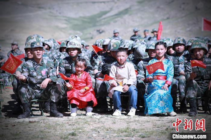 圖為駐地小朋友參加此次活動(dòng)。　 普布扎西 攝