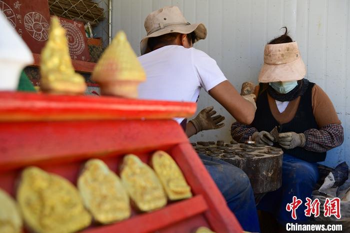 圖為6月14日，拉薩的手工藝人制作“擦擦”。 <a target='_blank' ><p  align=