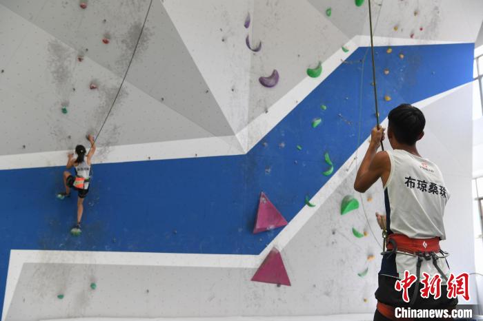 圖為西藏登山體驗(yàn)健身訓(xùn)練館內(nèi)登山隊(duì)員在體驗(yàn)攀巖項(xiàng)目。　貢嘎來(lái)松 攝