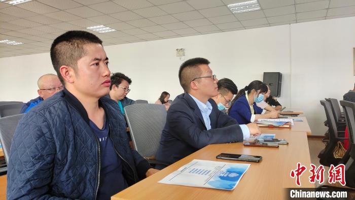 圖為培訓(xùn)會現(xiàn)場?！∝暽＠?攝