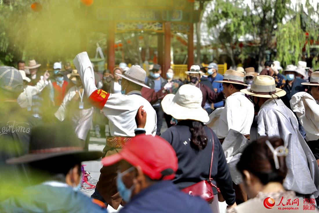 拉薩市民在宗角祿康公園跳鍋莊舞。人民網(wǎng) 次仁羅布攝