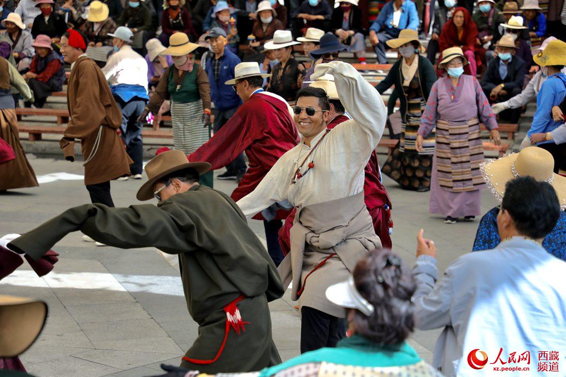 拉薩市民在宗角祿康公園跳鍋莊舞。人民網(wǎng) 次仁羅布攝