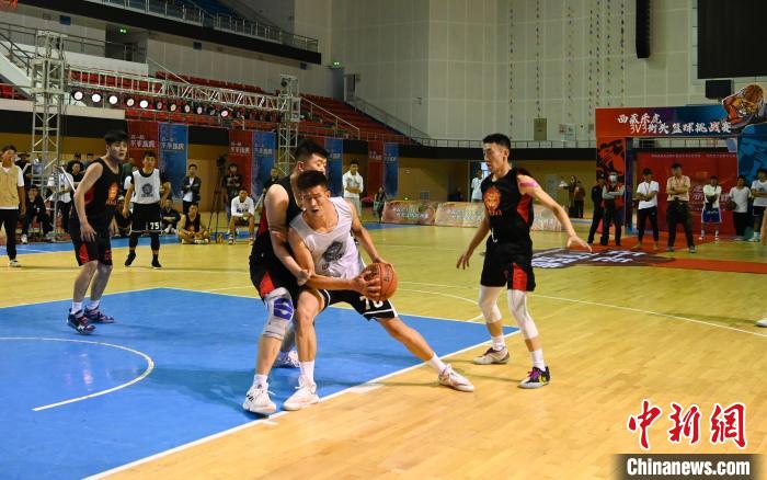 圖為西藏美康隊(白色球衣)對決雪域兄弟隊。　趙朗 攝