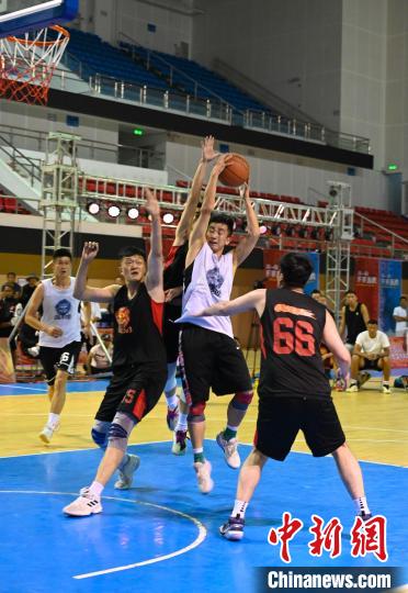 圖為西藏美康隊(duì)(白色球衣)對(duì)決雪域兄弟隊(duì)?！≮w朗 攝