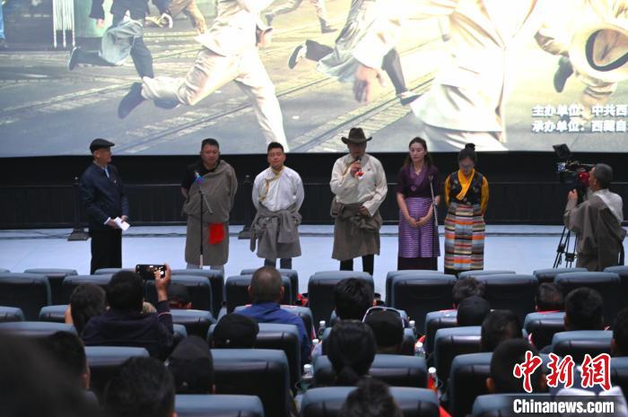 圖為主創(chuàng)人員分享譯制過程?！≮w朗 攝