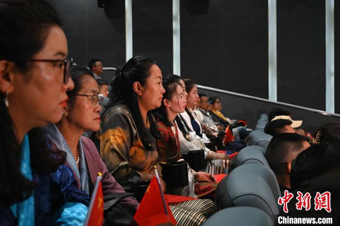 圖為觀眾觀看影片?！≮w朗 攝