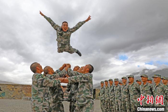 新兵進(jìn)行“空中燕子飛”?！⊥貔i程 攝