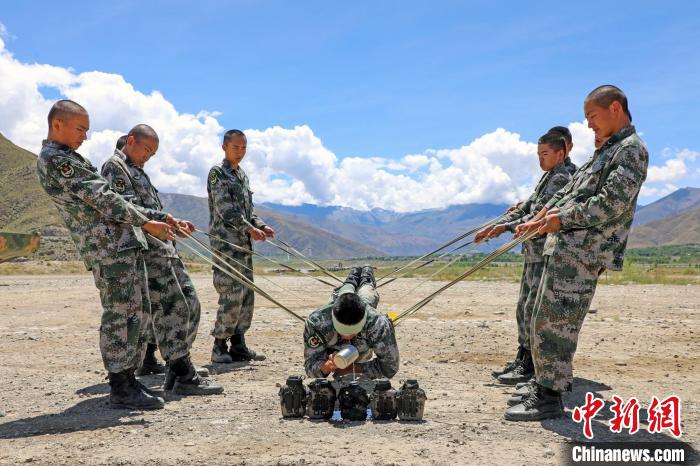 圖為荊棘排雷訓(xùn)練。　王志偉 攝