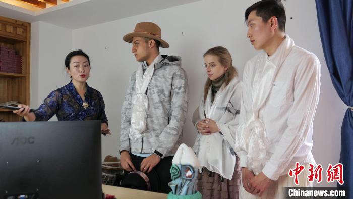 圖為圖為主播白瑪旺姆為留學(xué)生介紹直播流程?！≈x牧 攝