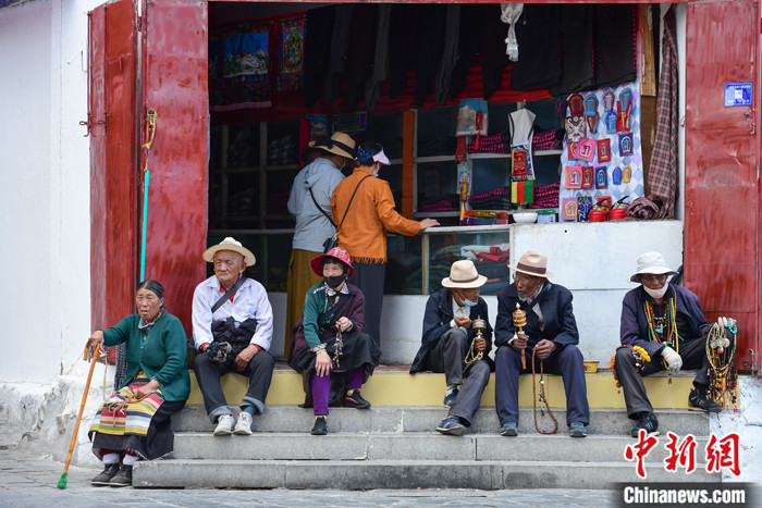 7月24日，轉(zhuǎn)經(jīng)老人在拉薩八廓街上休息。 <a target='_blank' ><p  align=