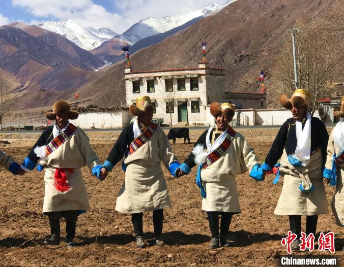 2021年3月，拉薩市德慶村村民在春耕儀式上表演傳統(tǒng)歌舞?！∪轿木?攝