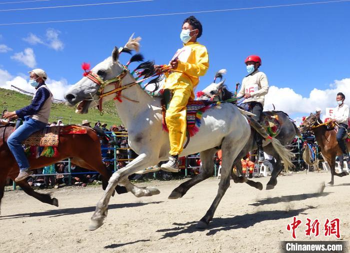 圖為打隆物交會期間舉辦的賽馬活動?！∪轿木?攝