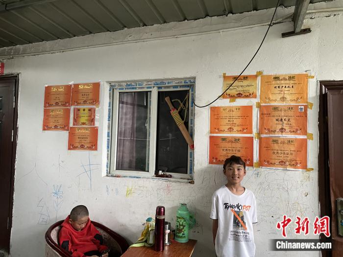 周勁名的大女兒和她獲得的獎狀。彭寧鈴 攝