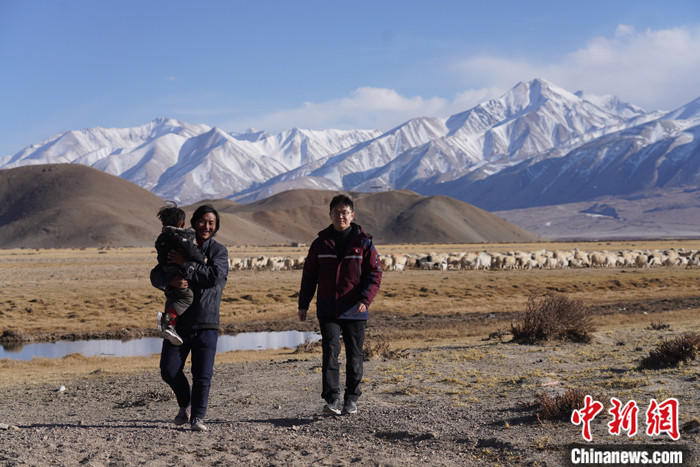 資料圖為4月29日，王克明在西藏自治區(qū)阿里地區(qū)噶爾縣義診。 <a target='_blank' ><p  align=
