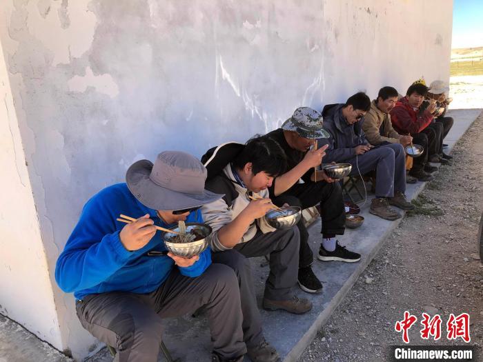 科考隊員在高原湖泊岸邊進餐?！?lt;a target='_blank' ><p  align=