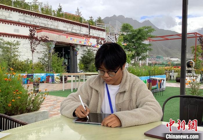 “Z世代”旦真旺加認(rèn)為，拉薩是一座開放與包容的城市，記憶中的拉薩是彩色的。2021年，旦真旺加從浙江大學(xué)漢語言文學(xué)專業(yè)畢業(yè)后，他選擇回到拉薩，成為一名漢語文實習(xí)助教。圖為8月4日，旦真旺加在課間陪學(xué)生玩耍。 <a target='_blank' ><p  align=