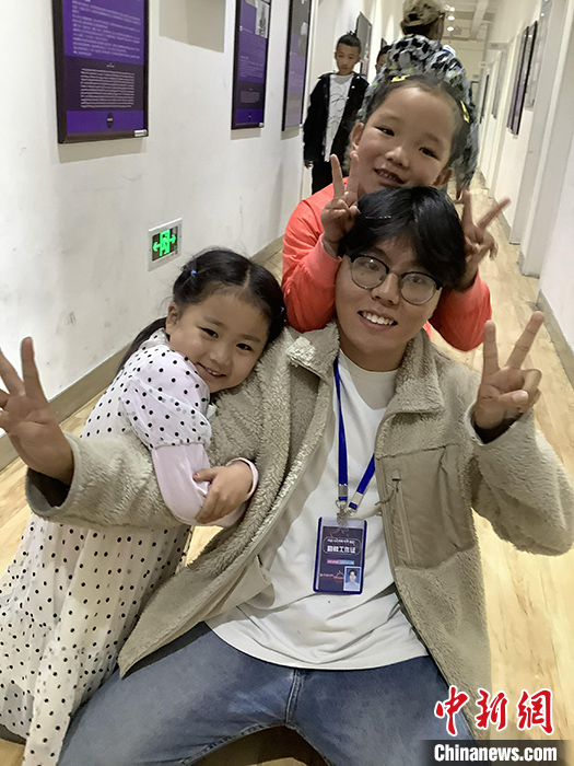“Z世代”旦真旺加認(rèn)為，拉薩是一座開放與包容的城市，記憶中的拉薩是彩色的。2021年，旦真旺加從浙江大學(xué)漢語言文學(xué)專業(yè)畢業(yè)后，他選擇回到拉薩，成為一名漢語文實習(xí)助教。圖為8月4日，旦真旺加在課間陪學(xué)生玩耍。 <a target='_blank' ><p  align=