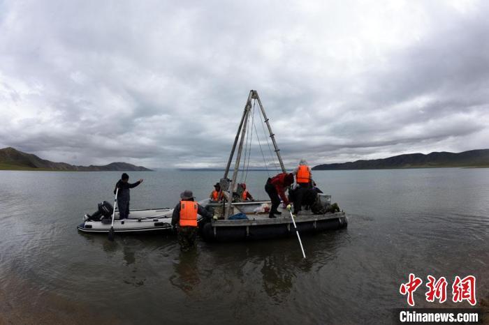 科考隊員向巴木錯湖心進發(fā)?！?lt;a target='_blank' ><p  align=