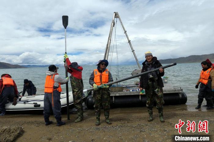 科考隊員從巴木錯采樣歸來?！?lt;a target='_blank' ><p  align=