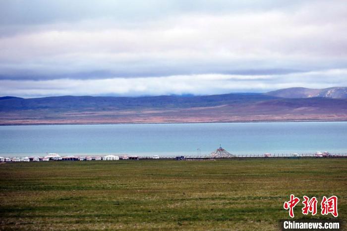 西藏安多縣茲格塘錯岸邊帳篷林立，旅游業(yè)發(fā)展勢頭良好?！?lt;a target='_blank' ></p><p  align=