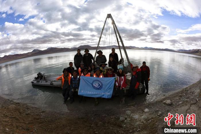 科考隊員在結(jié)則茶卡湖岸邊合影?！?lt;a target='_blank' ></p><p  align=