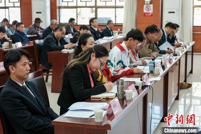 圖為8月10日座談會現(xiàn)場，左一為歸國定居藏胞晉美次旦?！〗w波 攝