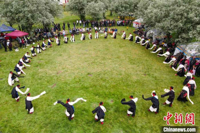 資料圖為西藏昌都丁青縣民眾跳歡快的鍋莊舞。　江飛波 攝