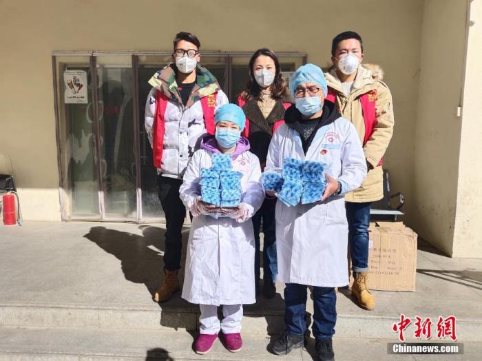 圖后排中間為萍措。(資料圖片) <a target='_blank' ><p  align=