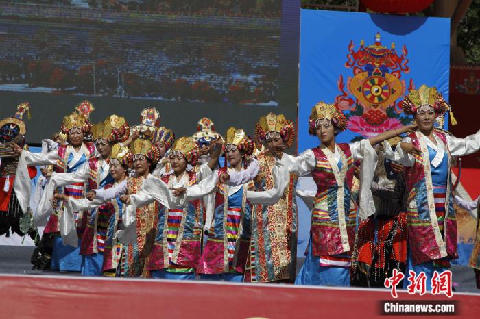 圖為日喀則市一場文藝節(jié)目的藏戲表演(資料圖)。趙朗攝