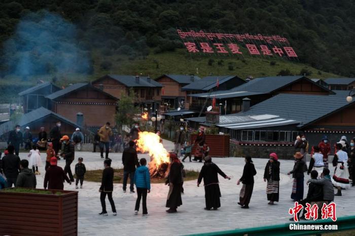 圖為8月5日，玉麥鄉(xiāng)民眾在鄉(xiāng)里跳鍋莊舞，從前的“三人鄉(xiāng)”熱鬧起來了。 <a target='_blank' ></p><p  align=