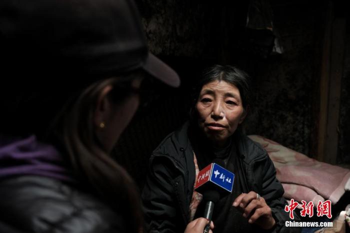 圖為8月6日，卓嘎在牧場小屋內(nèi)接受<a target='_blank' ></p><p  align=