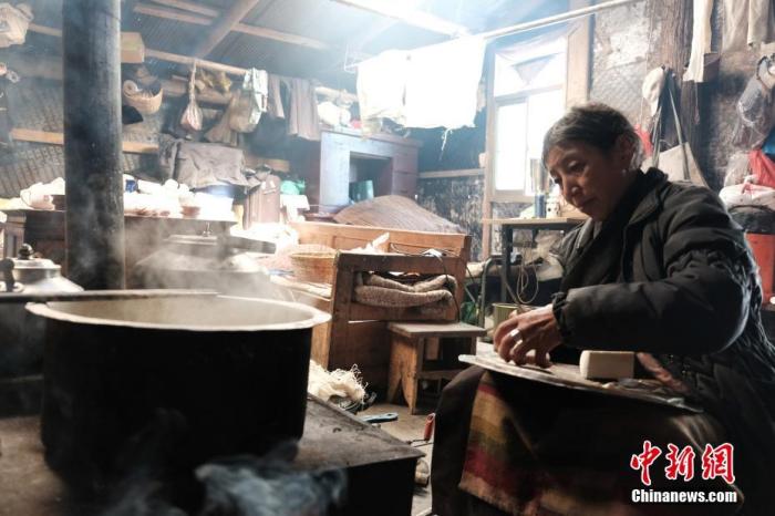 圖為8月6日，60歲的卓嘎在玉麥鄉(xiāng)牧場放牧點制作奶渣。 <a target='_blank' ></p><p  align=