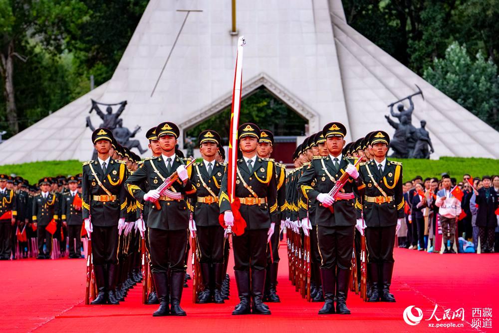 8月19日10時，慶祝西藏和平解放70周年大會在拉薩市布達(dá)拉宮廣場隆重舉行。這是大會舉行升旗儀式。徐馭堯 攝