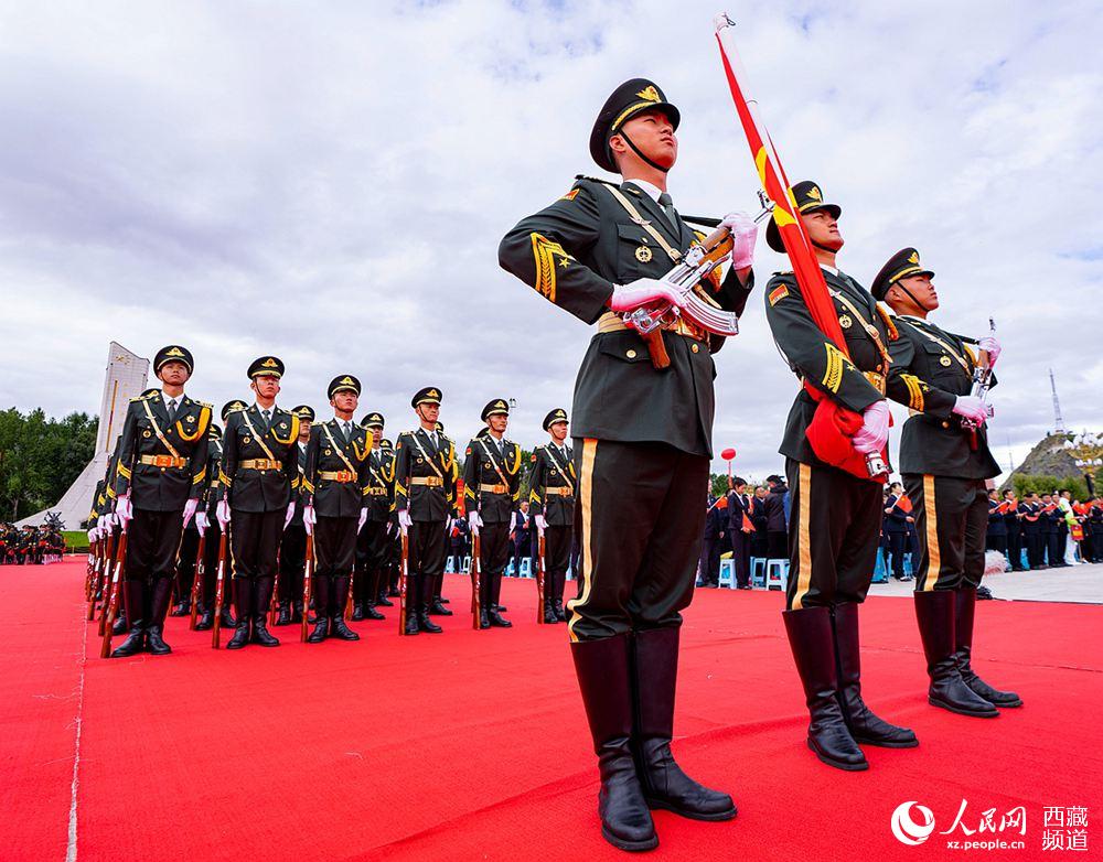 8月19日10時，慶祝西藏和平解放70周年大會在拉薩市布達(dá)拉宮廣場隆重舉行。這是大會舉行升旗儀式。徐馭堯 攝