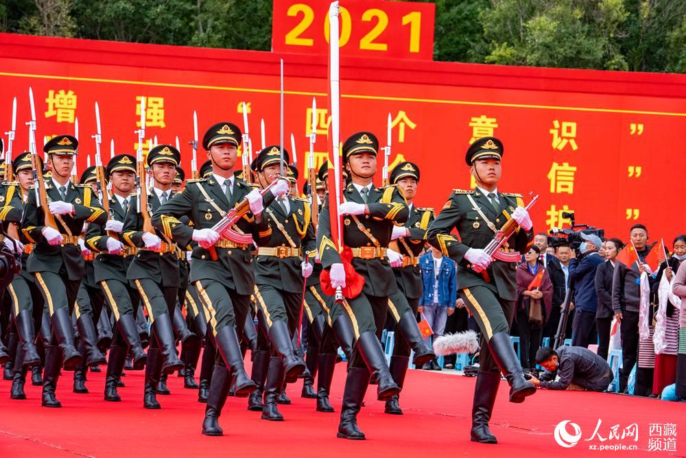 8月19日10時，慶祝西藏和平解放70周年大會在拉薩市布達(dá)拉宮廣場隆重舉行。這是大會舉行升旗儀式。徐馭堯 攝