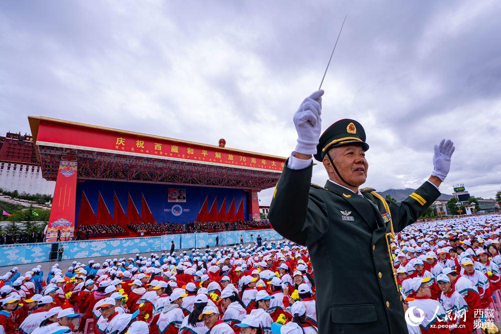 8月19日10時，慶祝西藏和平解放70周年大會在拉薩市布達(dá)拉宮廣場隆重舉行。徐馭堯 攝