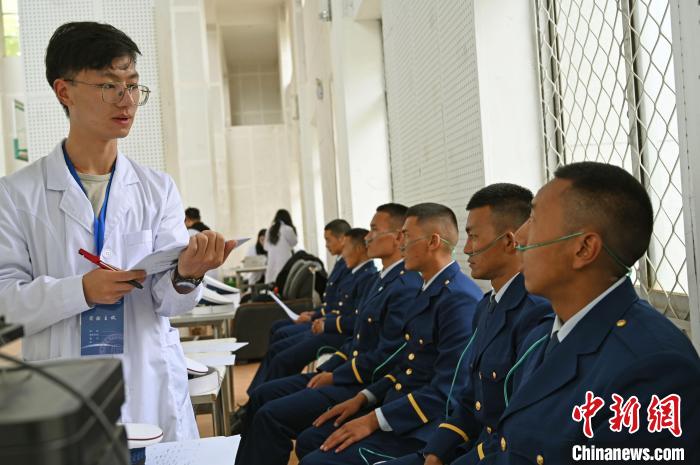 圖為研究團(tuán)隊成員登記消防員信息?！≮w朗 攝