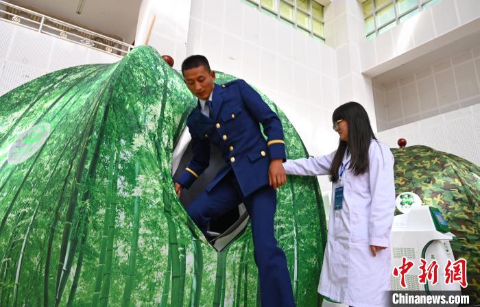 圖為參與完測試，消防員走出高壓氧倉?！≮w朗 攝