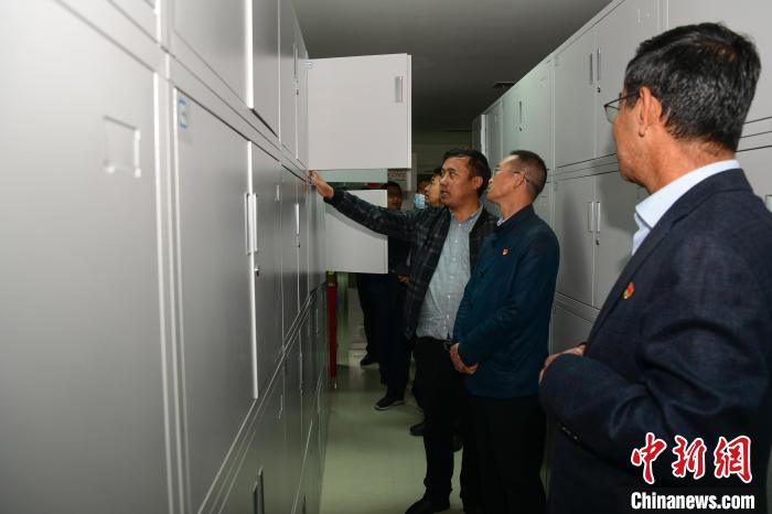 圖為參加西藏三大重點(diǎn)文物保護(hù)維修工程檔案移交進(jìn)館儀式人員參觀拉薩市檔案館。　貢嘎來松 攝