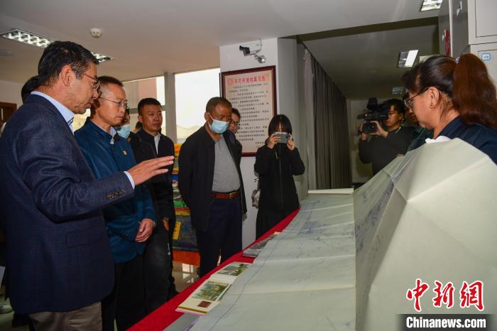 圖為參加西藏三大重點(diǎn)文物保護(hù)維修工程檔案移交進(jìn)館儀式人員參觀布達(dá)拉宮手繪圖紙?！∝暩聛硭?攝